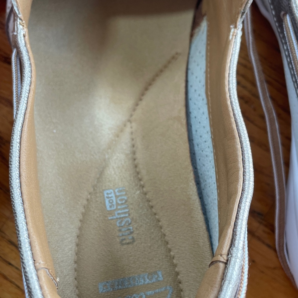 CLARKS ARBOR OPAL LEATHER BOAT SHOE
SIZE 9.5 - Picture 10 of 12